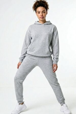 Bazinis laisvalaikio kostiumas su gobtuvu