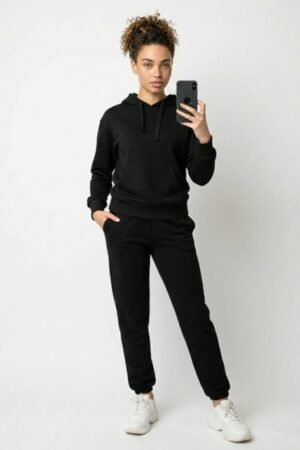 Bazinis laisvalaikio kostiumas su gobtuvu