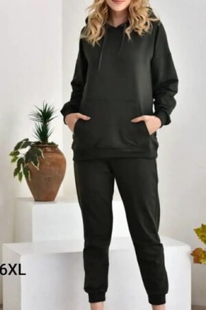 Bazinis laisvalaikio kostiumas su gobtuvu