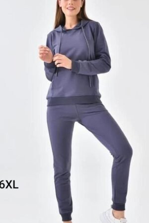 Bazinis laisvalaikio kostiumas su gobtuvu