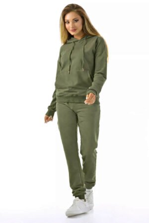 Bazinis laisvalaikio kostiumas su gobtuvu